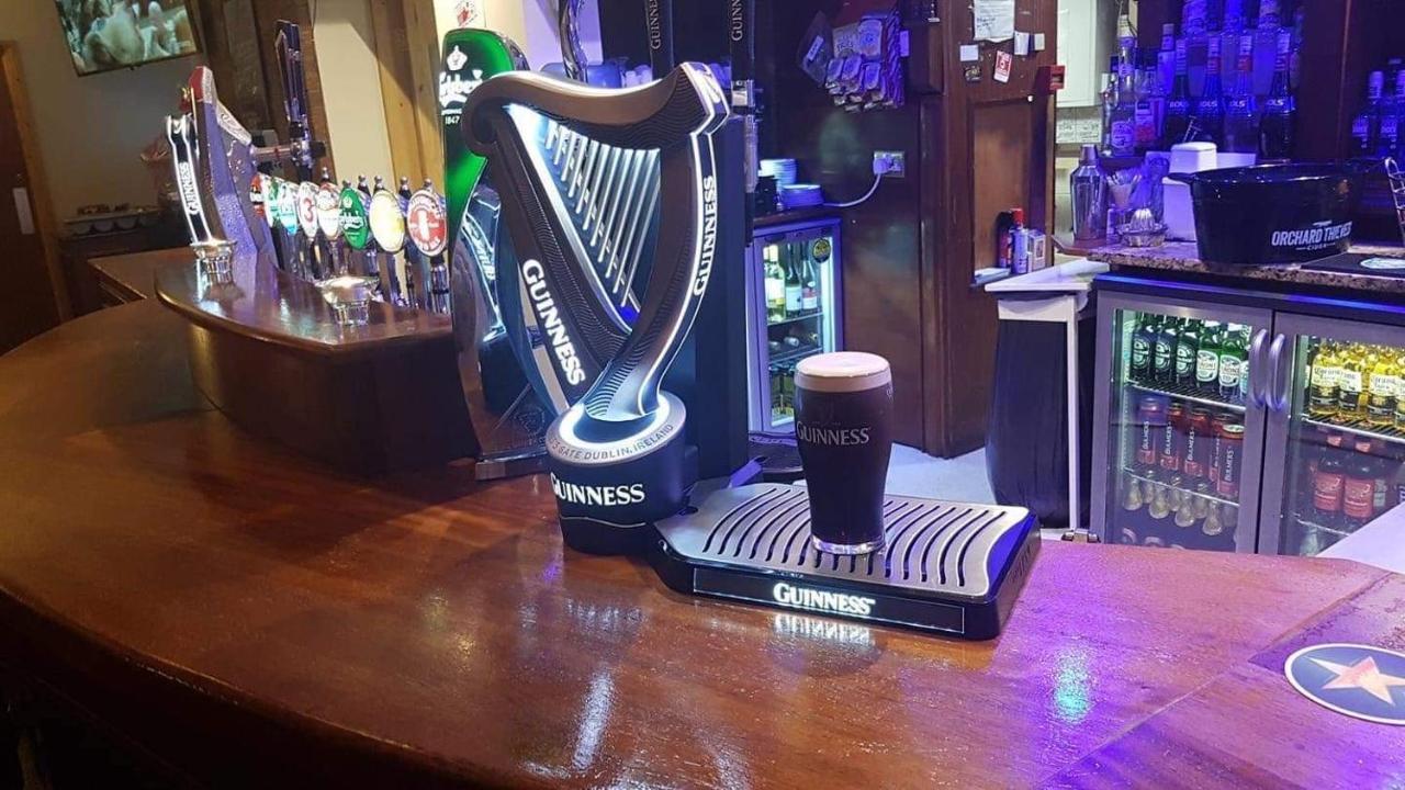 Balreask Bar, Restaurant & Guest Accommodation ナヴァン エクステリア 写真