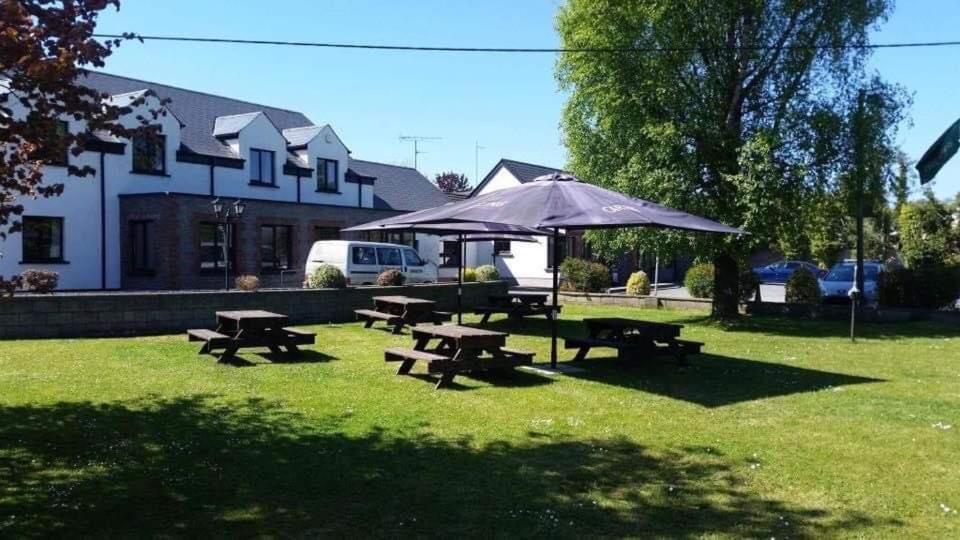 Balreask Bar, Restaurant & Guest Accommodation ナヴァン エクステリア 写真